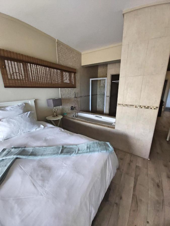 Whale Rock, Modern Beachfront Apartment มาร์เกท ภายนอก รูปภาพ